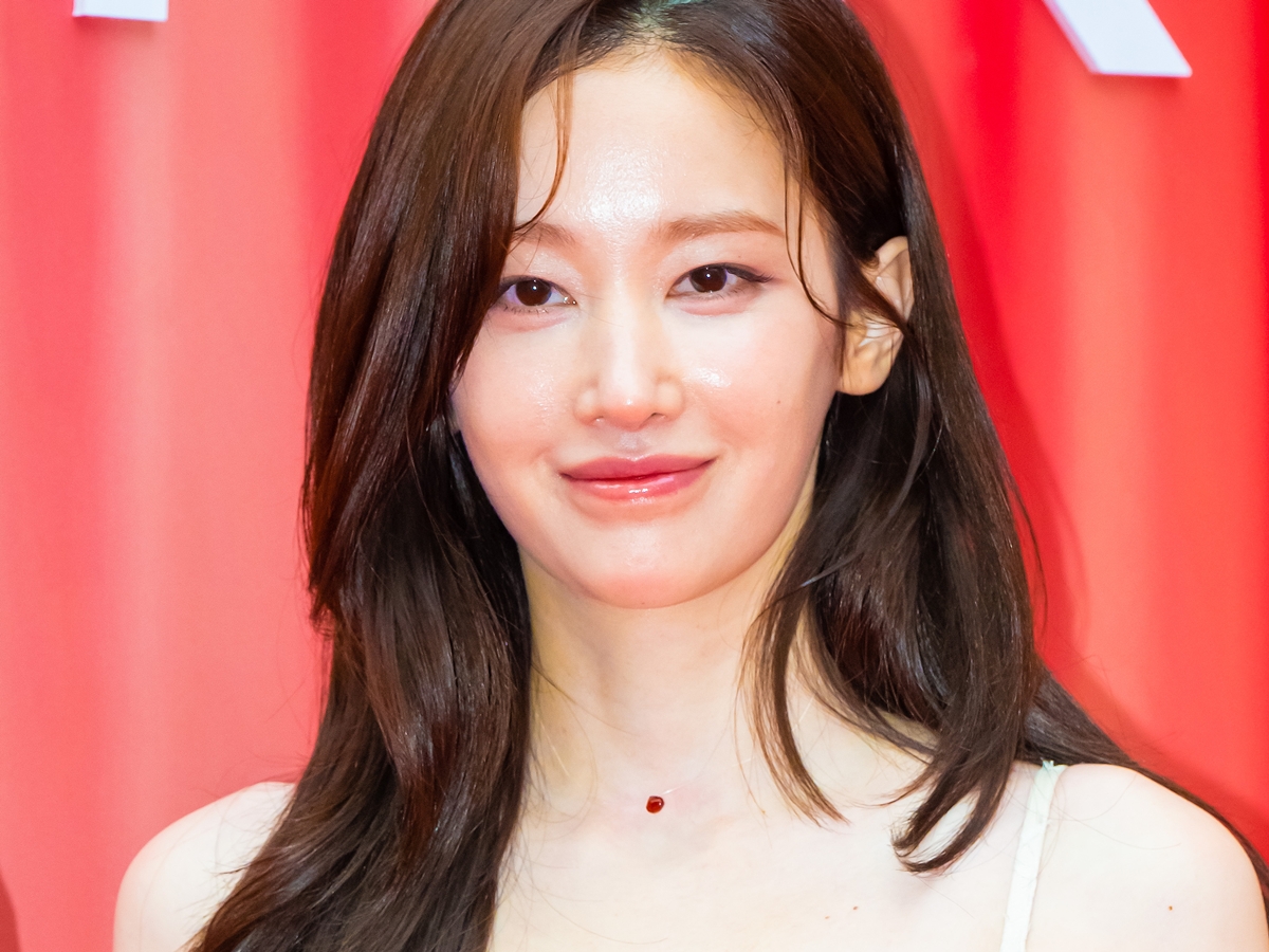 “極限シースルー”であらわになった美肉体　大谷翔平出場試合で始球式を務めた韓国女優のオーラ【PHOTO】