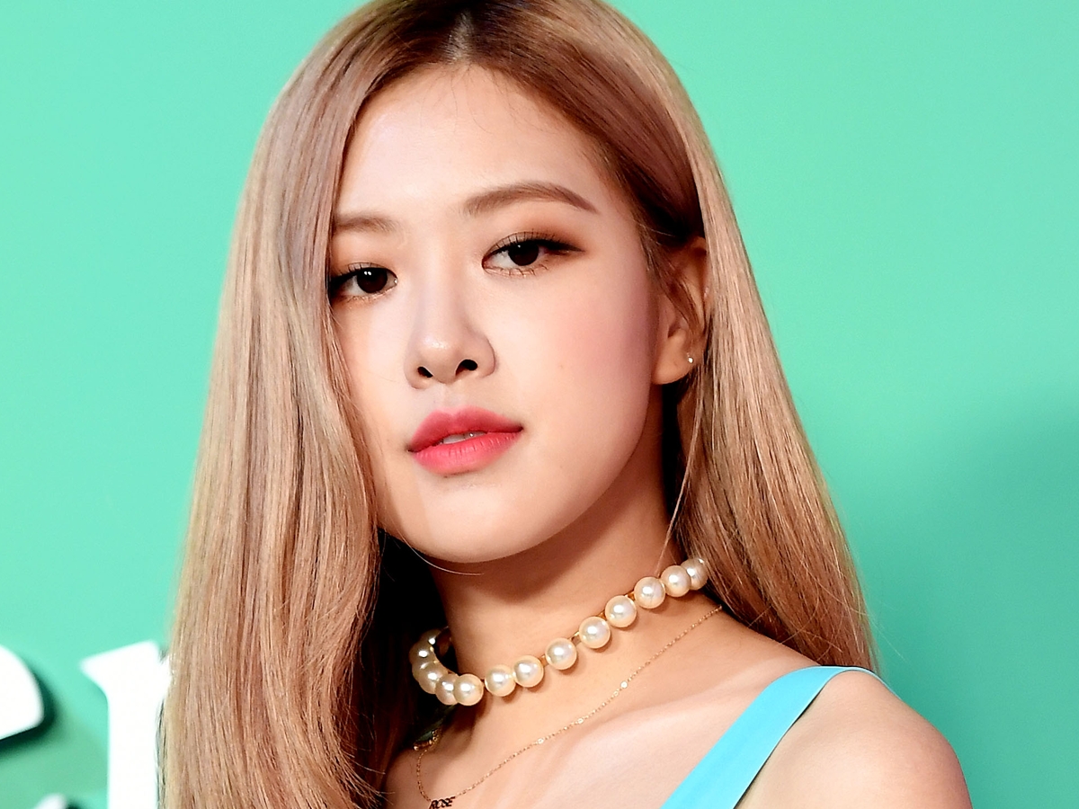 「下着かな？」輝く太ももに注目　スリップドレスの大胆ビジュアル、BLACKPINK・ロゼの儚げな表情【PHOTO】