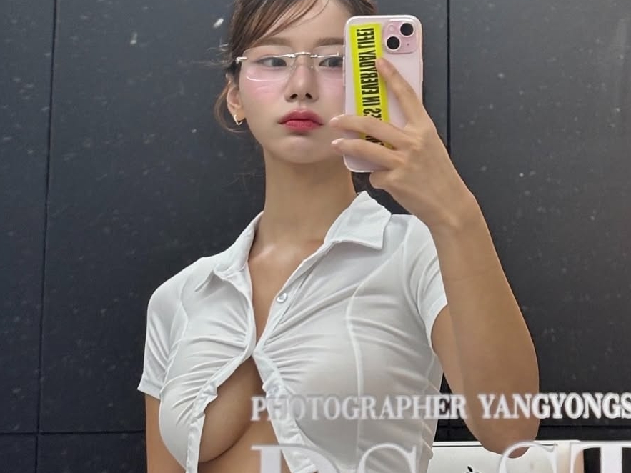 「なんでズボン履いてないの!?」韓国女性芸人が“あられもない”姿に…知的な大胆スタイルに反響続々【PHOTO】