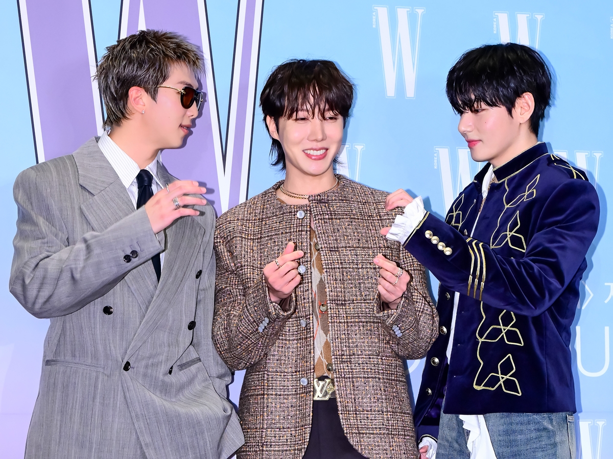 Vは大胆な胸元おはだけで色気全開！やんちゃRM、フェミニンJ-HOPEと“連結ハート”披露【独自写真】