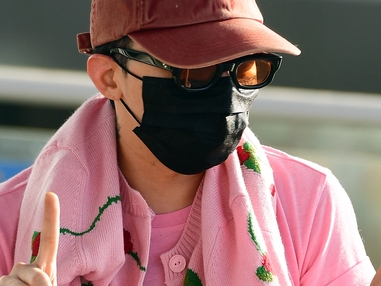 G-DRAGONがピンクのド派手ファッションで空港に、カラフルなネイルと腕のタトゥーにも注目【PHOTO】