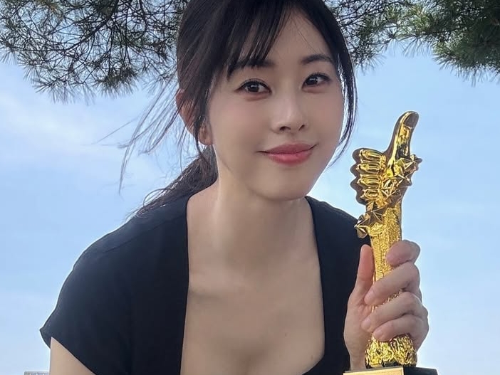 シースルードレスで婚約者と密着ハグ！“美しすぎる”韓国の弁護士タレント、ウェディングフォト公開