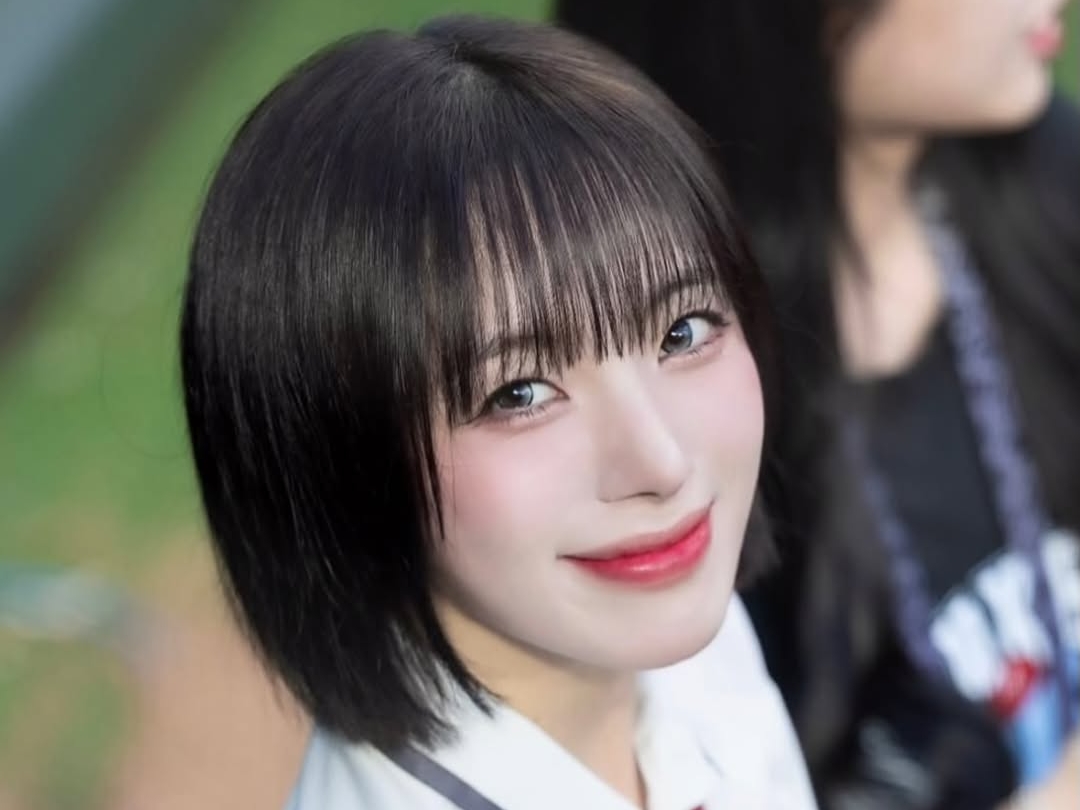 ショーパンからのぞく“女神の太もも”！韓国美女チアのきらめく制服笑顔「RAKUTEN NONSTOP!!」【PHOTO】