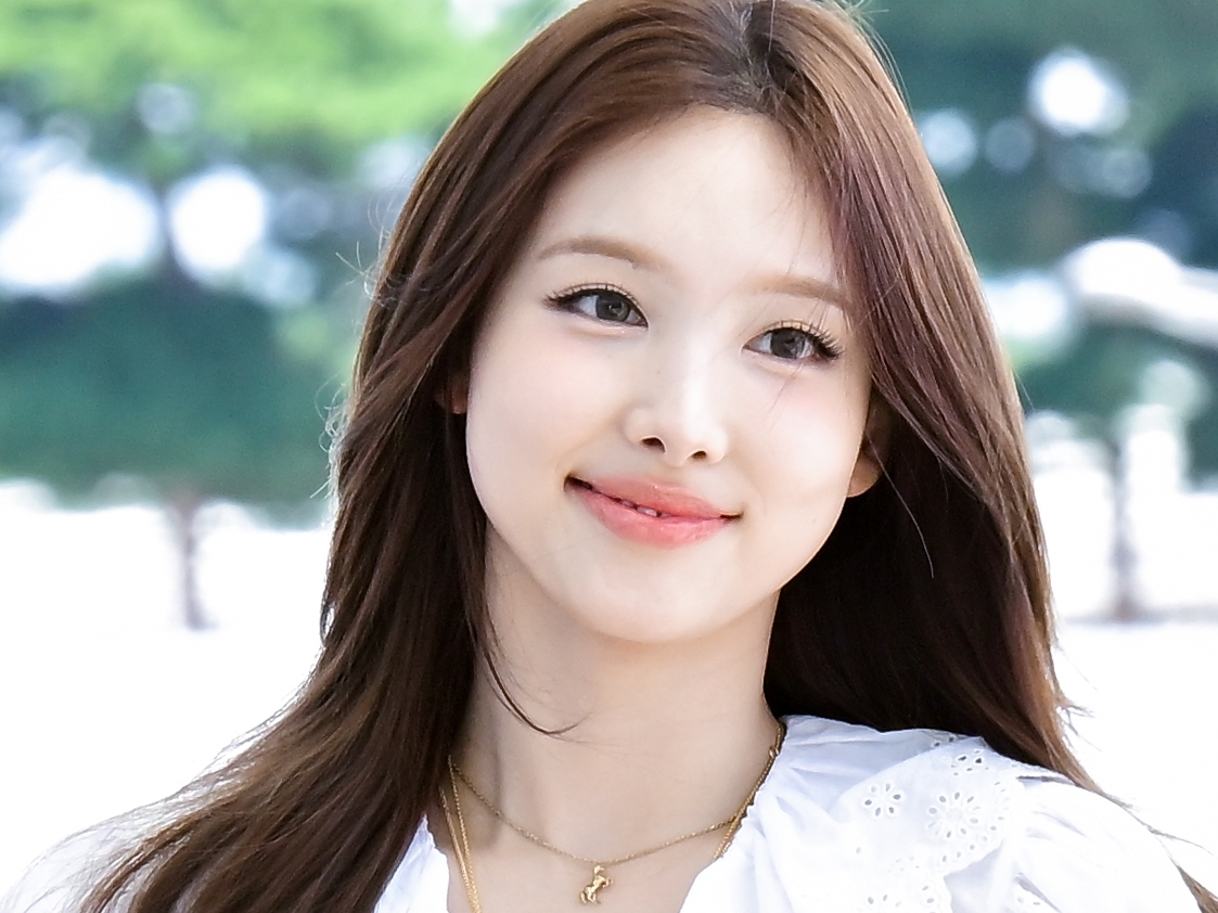 長い美脚丸出し！TWICE・ナヨンの肉体美浮き上がる衣装姿が素敵　ミナとの密着肩乗せショットも【PHOTO】