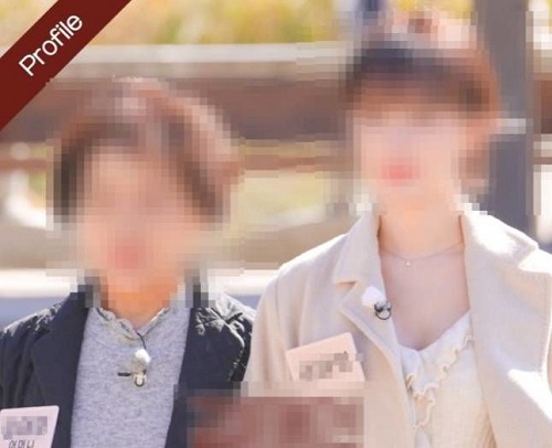 母親（左）とA氏