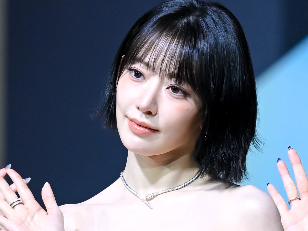 「直視できない…」LE SSERAFIM・宮脇咲良、胸元あらわな大胆ドレス姿が“反則級”【PHOTO】