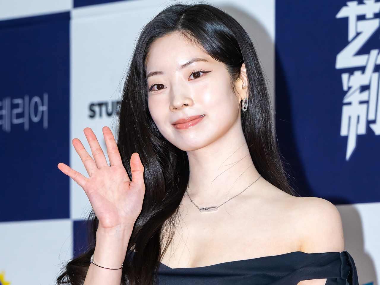 TWICE・ダヒョン、“ファーストキス”の瞬間を捉えたスチール公開！女優として活躍中