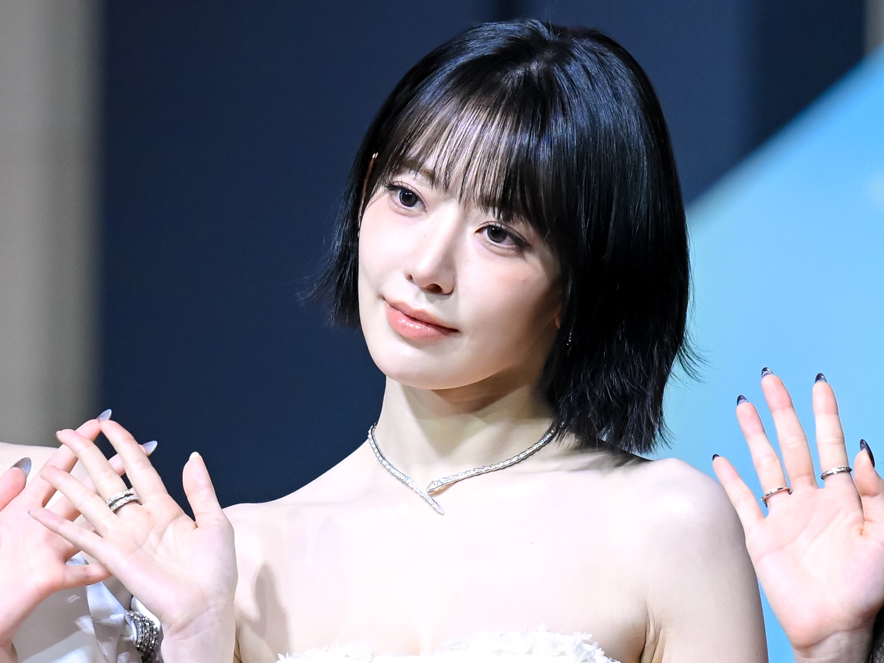 LE SSERAFIM・宮脇咲良、胸の線が強調された真っ赤衣装に惚れ惚れ！アメリカで開放的に【PHOTO】