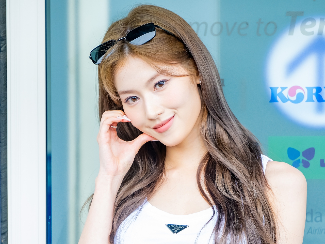 TWICE・サナ、スポブラ姿で際立つボリューム感！女神の笑顔で健康的な美しさを披露【PHOTO】