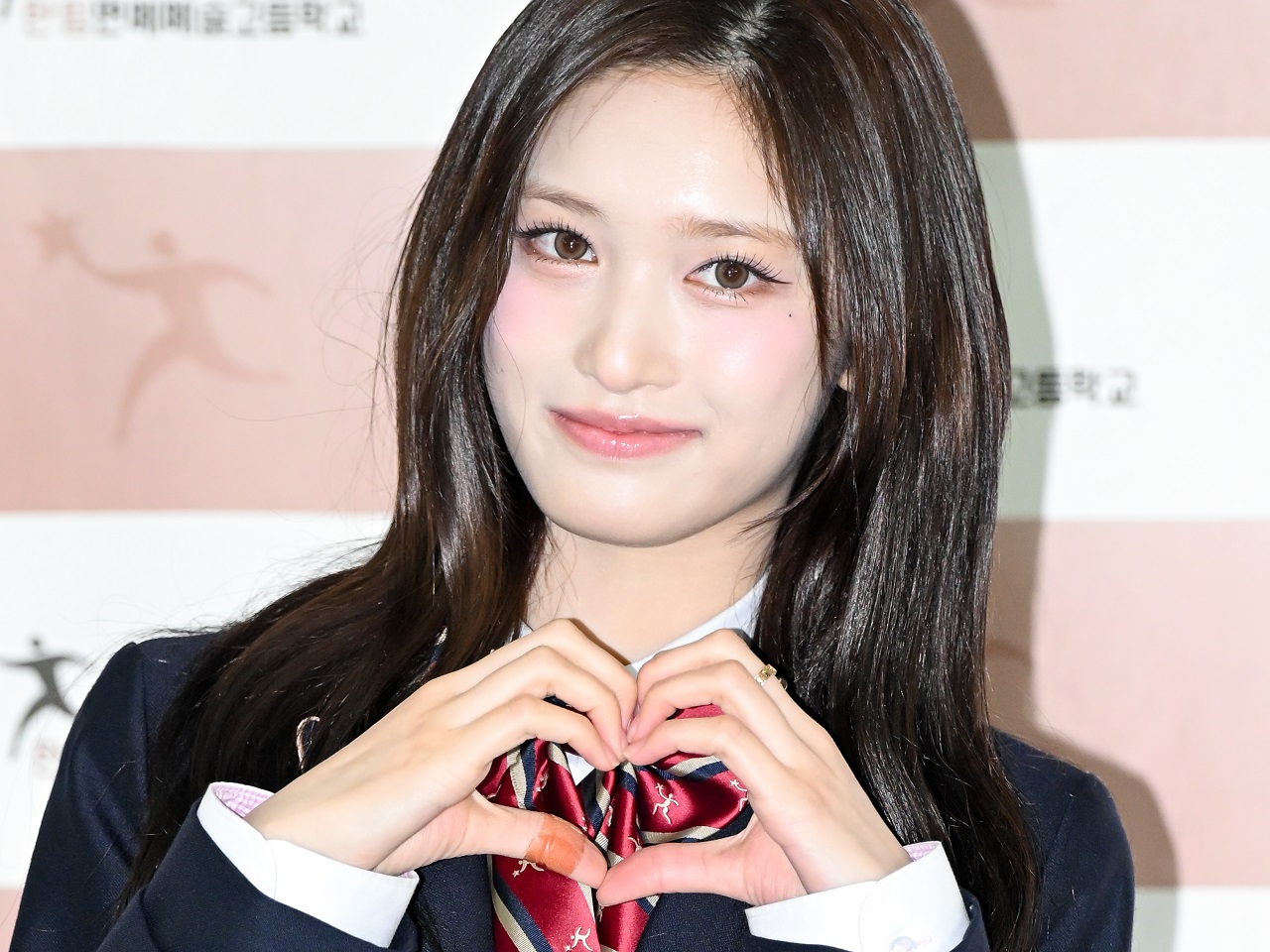 IVE・イソ、高校の卒業式に出席　“最後の制服姿”で見せた圧巻のビジュアル【PHOTO】