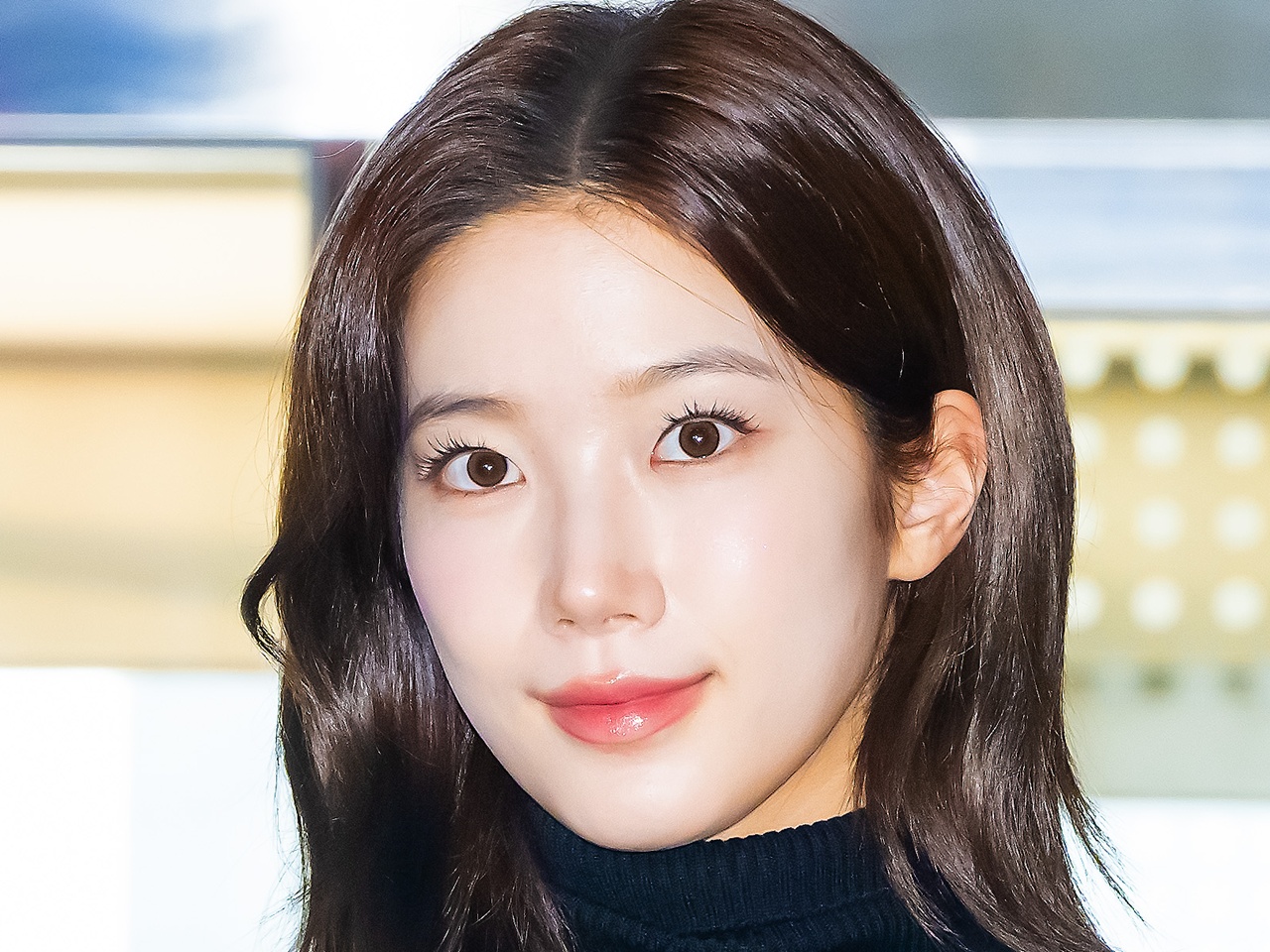 LE SSERAFIM・カズハ、スキニーパンツで際立つ“美脚”に視線集中！ブラックコーデで出国【空港写真】