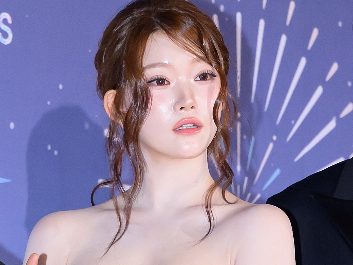 「これは危険」日本人K-POPアイドル、“胸元パックリ”コスプレ姿で妖艶オーラ全開【PHOTO】