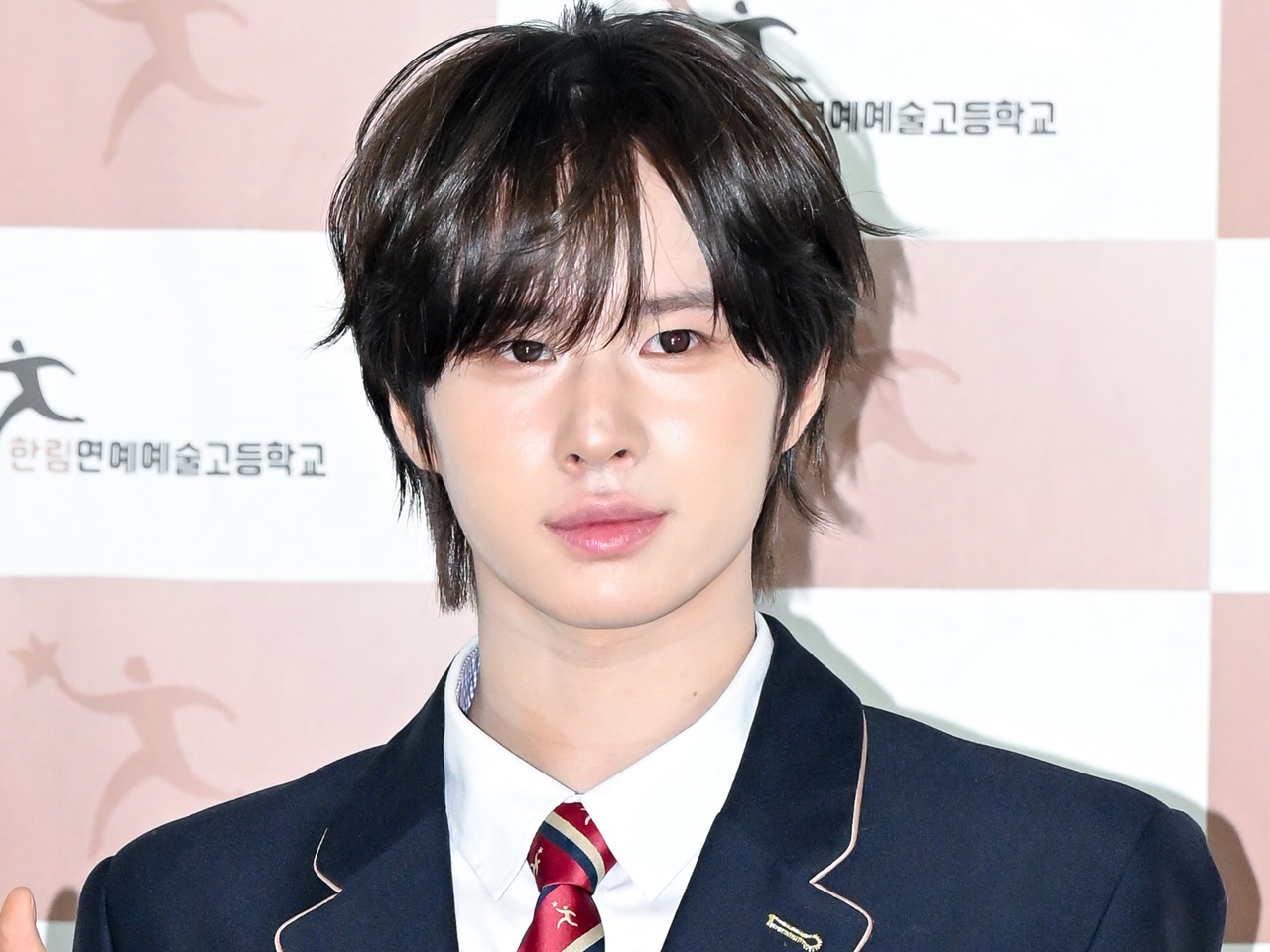 TWS・ギョンミン、高校の卒業式に出席　駆け付けたメンバーと“最後の制服姿”で記念撮影【PHOTO】