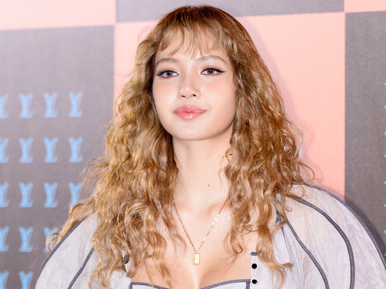 BLACKPINK・リサ、ブラトップ透け見え“大胆衣装”で色気爆発！ヘルシーボディに視線集中【PHOTO】