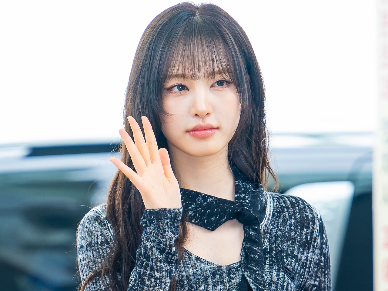 ずり落ちそう…IVE・リズ、“ゆるゆる胸元”のストラップレスドレス姿で誘惑【PHOTO】