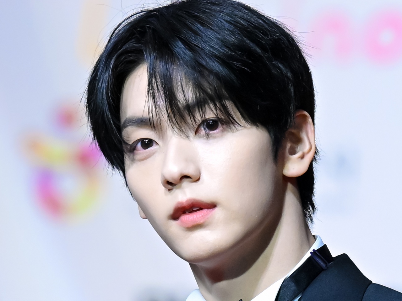 TXT・スビン、正統派“ブラックスーツ”で魅了…気品あふれる佇まいでファンを虜に「これは反則…」【PHOTO】