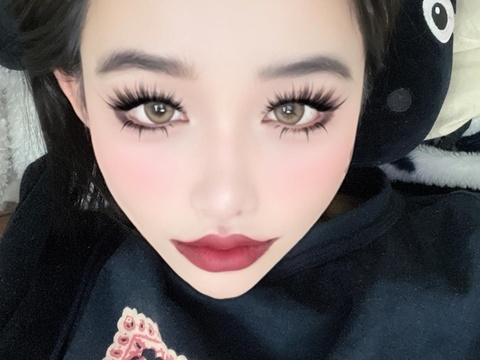 健康異常説で休止中なのにド派手メイクで近況報告した韓国アイドル