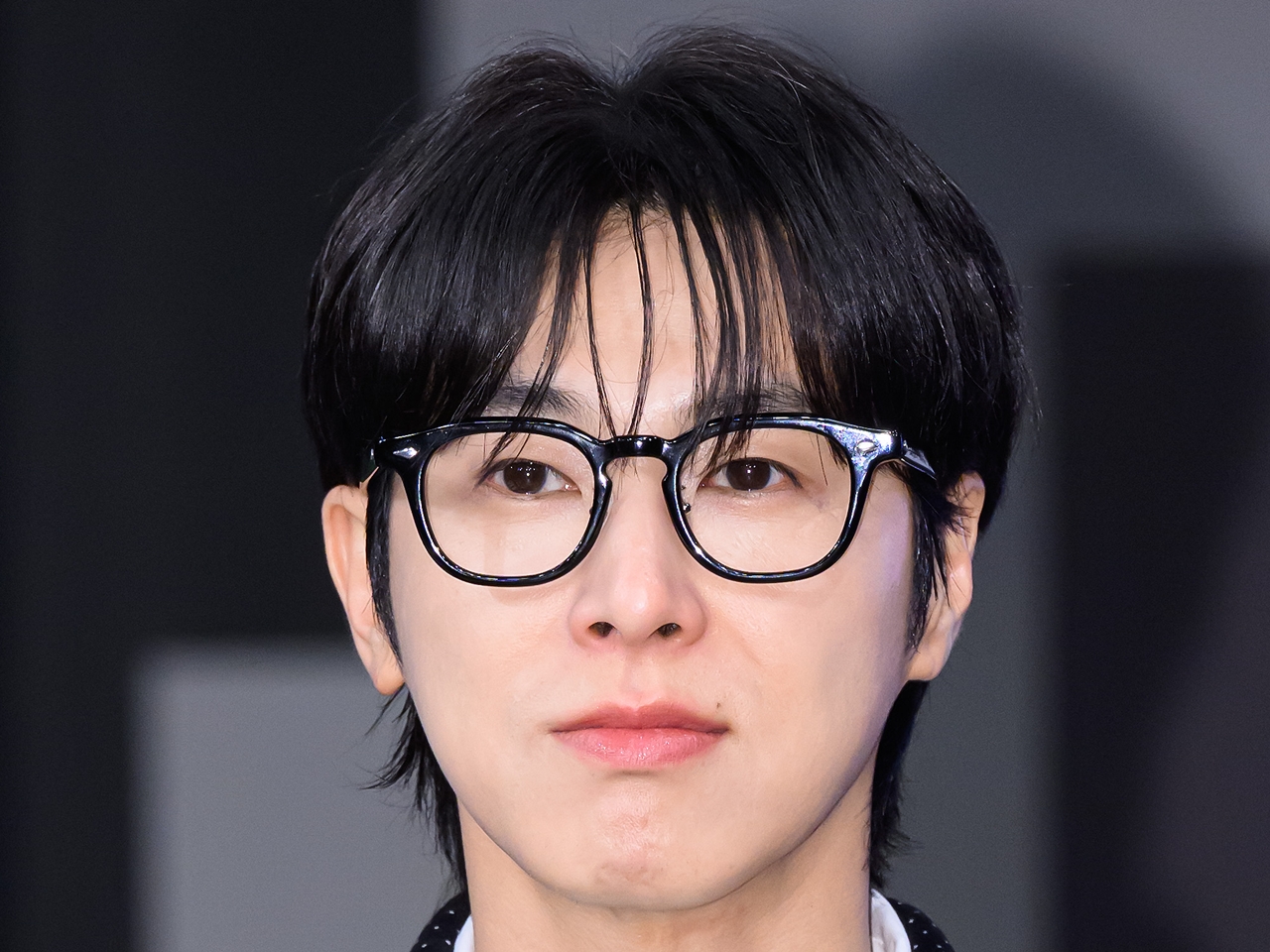 東方神起・ユンホ、カジュアルな服装もダンディーに！輝く美しさと洗練された雰囲気で空港へ【PHOTO】