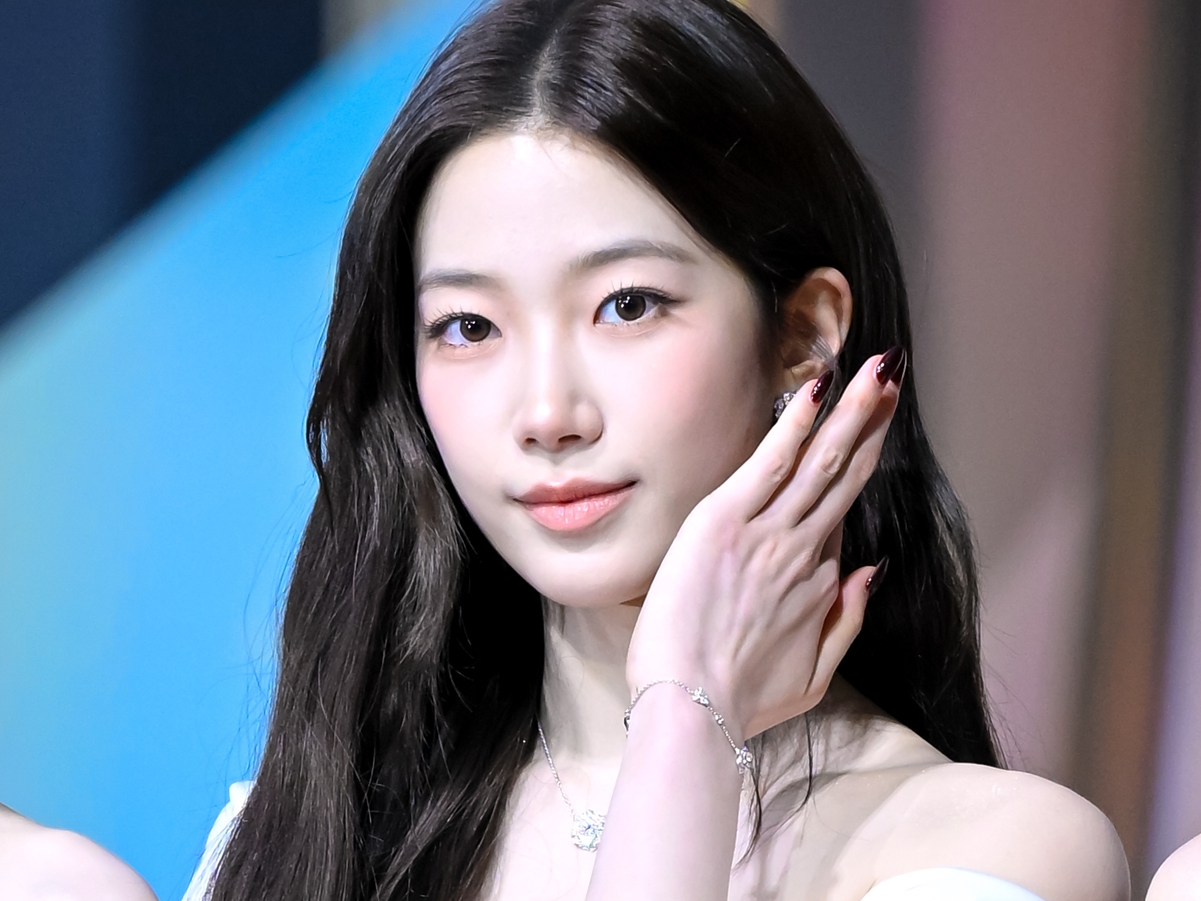 布面積少なすぎ？LE SSEAFIM・カズハ、“美背中全開”ドレスに釘づけ「息できない」「えぐぅぅぅう」