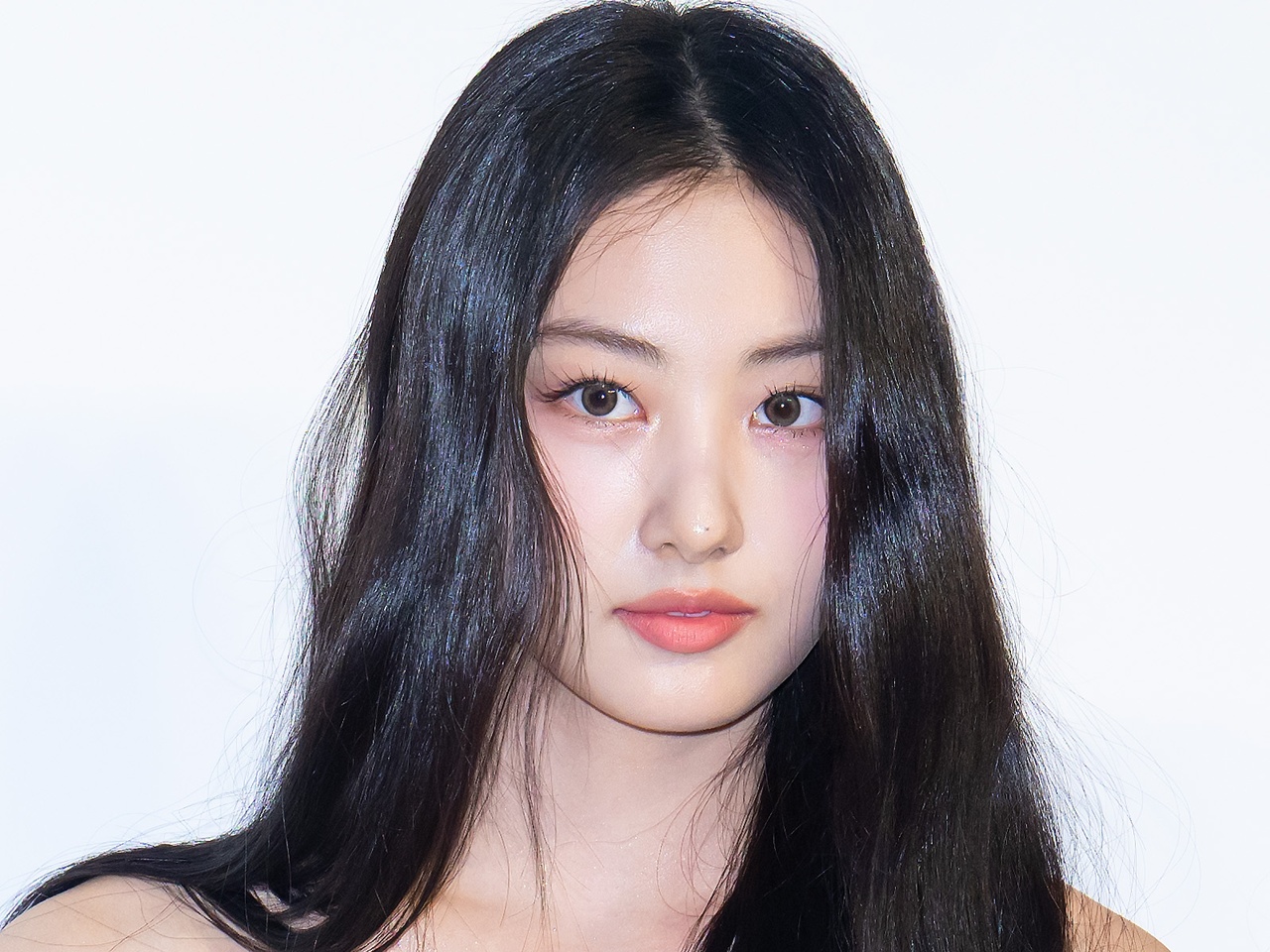 ブラトップが丸見え…ガウォン、アイドルらしからぬ“大胆衣装”にファン騒然！坂口健太郎との2SHOTも話題に