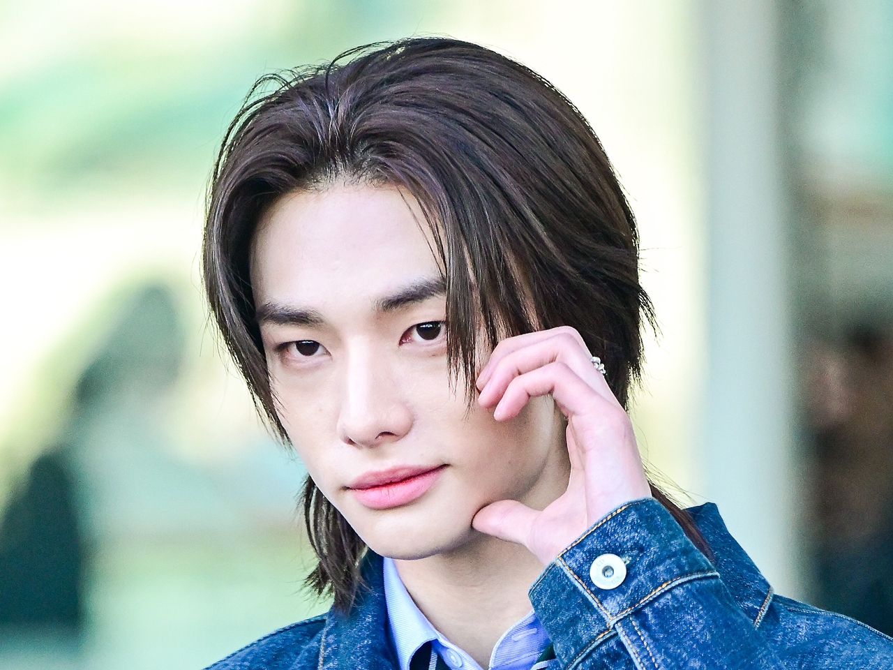 Stray Kids・ヒョンジン、デニムオンデニムで爽やかに登場！愛らしい装飾も付けフランスに出国【PHOTO】