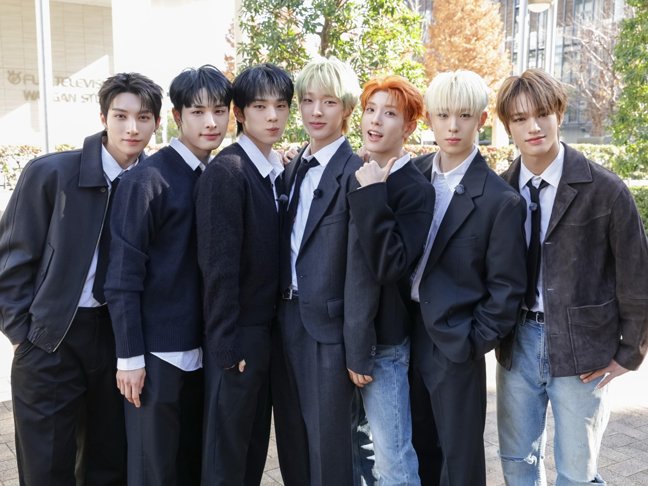 “NiziUの弟”NEXZ、初のLIVE映像作品ジャケット公開！全国ツアーの感動が蘇るモノクロビジュアルに注目