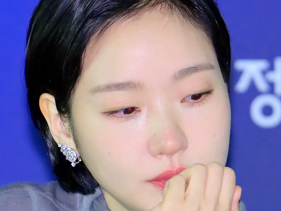 3年前に急逝した俳優との褪せない友情…キム・ゴウンが有名作多数出演俳優の樹木葬の場所を訪問