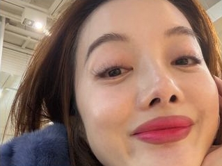 42歳で“早期閉経”と診断の韓国女優、76歳で39歳下女性との子を授かった義父のエールに感動