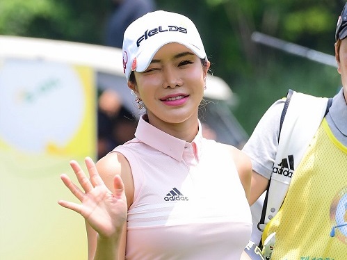 韓国女子ゴルファーのアン・シネ、デコルテざっくりの近況に反響「美しい」「ビューティフル！」【PHOTO】