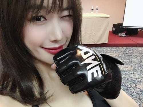 【写真】韓国の“白肌ビキニ女神”が世界的な格闘技団体のラウンドガールに