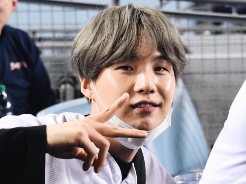 「BTSがここにいる！」 LAドジャース、スタジアム訪れたSUGAの写真公開