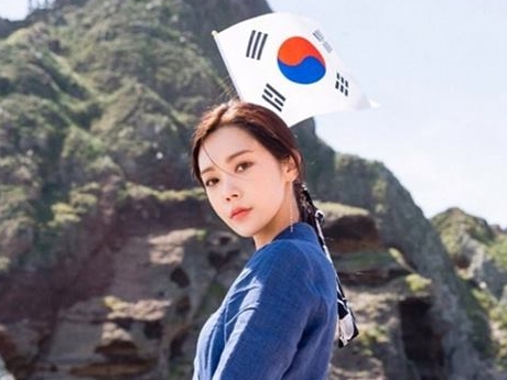 【写真】美人K-POPアイドルの“独島上陸”写真が話題…「私は旅券なしで行き来できる」