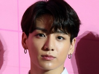「グクおめでとう」25歳の誕生日を迎えたBTS・JUNG KOOKをRM、SUGA、JIN がお祝い！【PHOTO】
