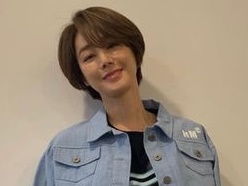 「本当に54歳？」“奇跡の女優”キム・ソンリョンの童顔美貌が話題【PHOTO】