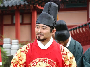 【韓流スターあの人は今】チャングム人気の日本で著書発表した王様俳優イム・ホは今