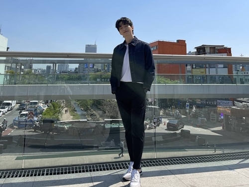 2PMジュノが“爽やかビジュアル”を再証明！「マスクがあってもなくても美男子」【PHOTO】