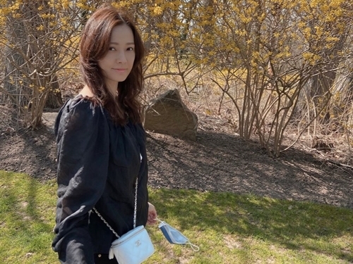 クォン・サンウの“奥さま”、散歩中の「レギンス美脚」に反響！ 気品あふれる美しさ【PHOTO】