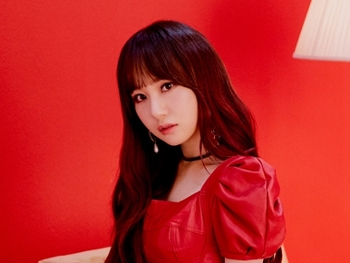 【写真】韓国で活動中の元AKB48高橋朱里、真っ赤なへそ出し衣装で大人の魅力