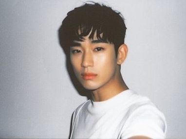 俳優キム・スヒョン、“彼氏風ショット”にファン惚れ惚れ「永遠の18歳ですか？」【PHOTO】