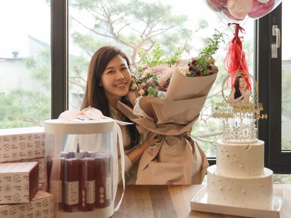 チャン・グンソクと共演した女優キム・ハヌル、40代でも衰え知らずの美貌【PHOTO】