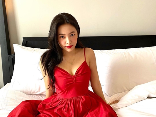 「最年少メンバーとは思えない成熟美」Red Velvetイェリ、真っ赤なドレス姿に反響！ 【PHOTO】