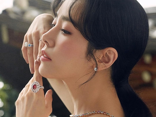 『イ・サン』女優ハン・ジミン、高貴なドレス姿に大反響！ 「鎖骨が美しすぎる」【PHOTO】