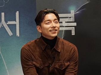 俳優コン・ユ、制作発表会のオフショットに反響続々「今日も尊い」「微笑みかけられたい」 【PHOTO】