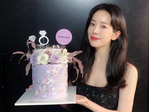 『イ・サン』女優ハン・ジミン、色香ただようブラックドレスに反響！ 「透明感は変わらず」【PHOTO】