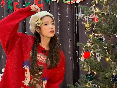 歌手IUのクリスマスコーデが可愛すぎる！「真似したい」と反響【PHOTO】