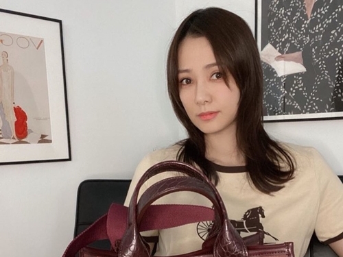 クォン・サンウの“奥様”は今…女優ソン・テヨン、Tシャツ1枚でも優雅な美貌【PHOTO】