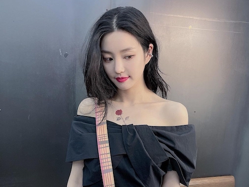 『チャングム』美人女優の娘イ・ユビ、華奢な肩のラインと鎖骨下タトゥーに反響【PHOTO】