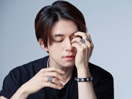俳優イ・ドンウク、雑誌の未収録カットでも“ビジュアル職人”ぶり。最高級の気だるいムードで【PHOTO】