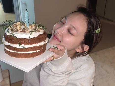 TWICEナヨン、自然体の誕生日SHOTに大反響！ 「すっぴんもフルスマイルも最高」【PHOTO】