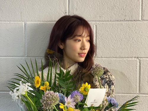 『シーシュポス』出演女優パク・シネ、大きな花束にも負けない美貌「あれ？お花しか見えませんが」【PHOTO】